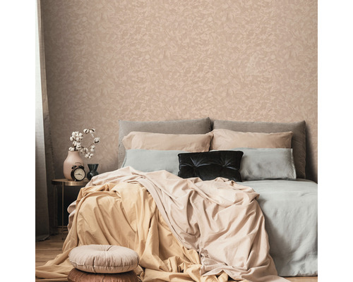 Schlafzimmer mit Bett und gemusterter Wandtapete