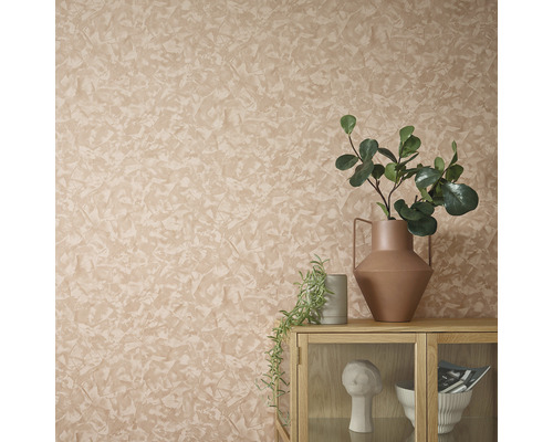 Dekorative Wand mit Putzstruktur über einem Sideboard mit Vasen und Dekorationen