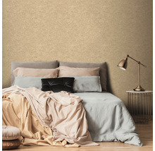 Schlafzimmer mit gemusterter Tapete, Bett, Nachttisch und Lampe
