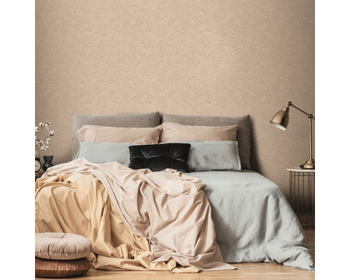 Schlafzimmer mit gemusterter Tapete hinter einem Bett.