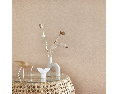 Dekorative Tapete mit Marmormuster, kombiniert mit einem Tisch mit Dekoration