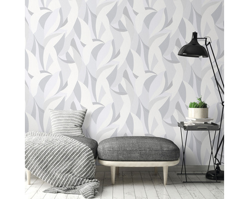 Wohnzimmer mit gemusterter Tapete, Sitzmöbeln und Stehlampe