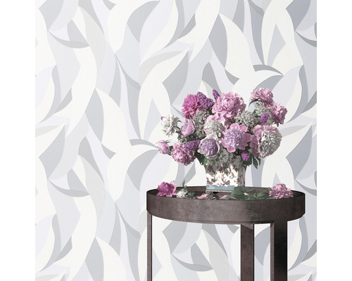 Tapete mit Blütenmuster und Tisch mit Blumenstrauß