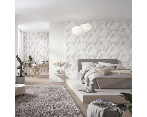 Helles Schlafzimmer mit Doppelbett, Teppich und Blattmuster-Tapete