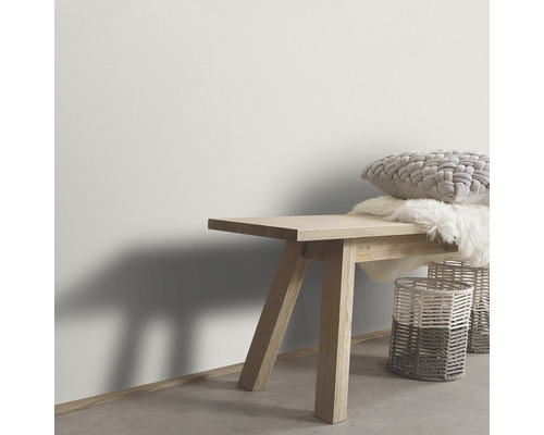 Helle Inneneinrichtung mit Holzhocker, Kissen und Körben