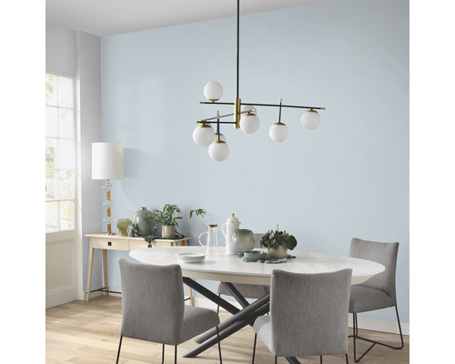 Esszimmer mit Esstisch, Stühlen und Hängelampe mit mehreren Glaskugeln