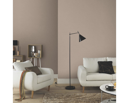 Wohnzimmer mit einfarbiger Tapete, Sofa, Sessel und Stehlampe für eine einladende Atmosphäre