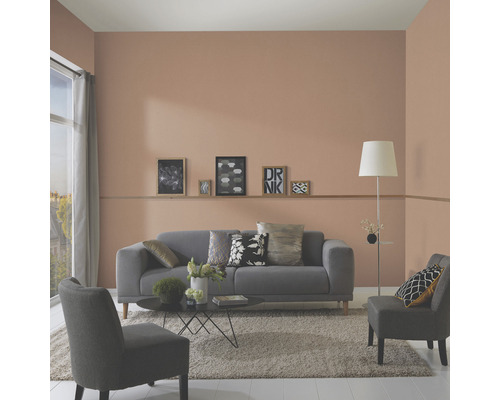 Wohnzimmer mit Sofa, Sesseln, Teppich und Wandfarbe