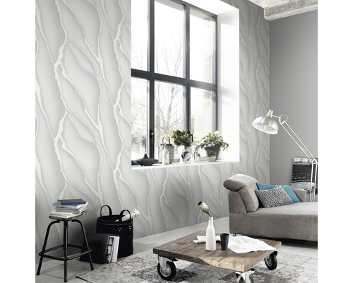 Helles Wohnzimmer mit grauer Tapete mit Marmormuster, Fenster und Möbeln