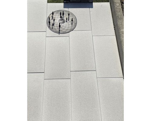 Betonplatten mit Schachbrett und Schachfiguren