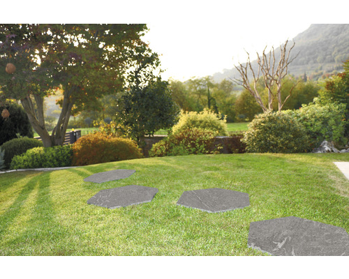 Hexagonale Trittplatten aus Stein im Gartenweg