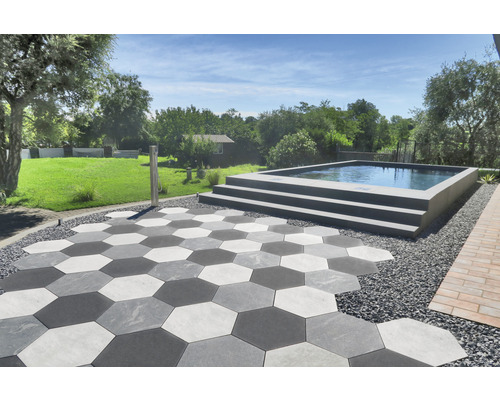 Garten mit sechseckigen Betonplatten und Swimmingpool