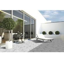 Terrasse mit sechseckigen Betonpflastersteinen, Liegestuhl und Pflanzkübeln