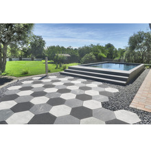 Außenbereich mit sechseckigen Terrassenplatten, Pool und Rasenfläche