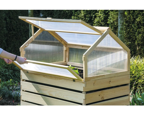 Hochbeet mit Frühbeetaufsatz und geöffnetem Fenster