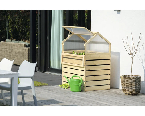 Hochbeet aus Holz mit transparentem Dach, geöffnet, mit Gießkanne auf einer Terrasse