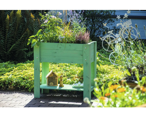Hochbeet aus Holz mit Pflanzen im Garten