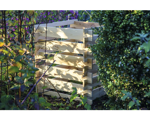 Komposter aus Holzlatten im Garten
