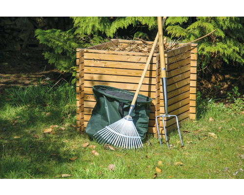 Holzkomposter mit Gartengeräten wie Rechen, Laubgabel und Laubsack