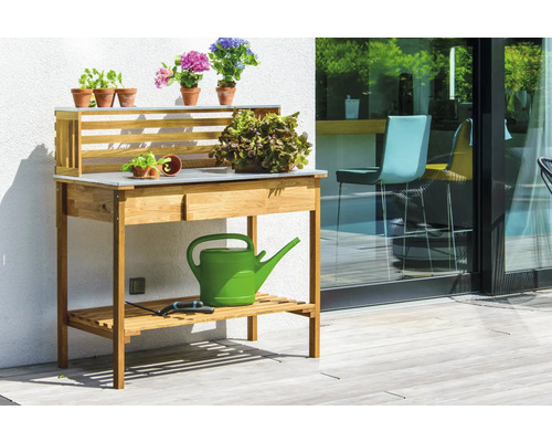 Gartentisch mit Arbeitsplatte, Ablagefläche und bepflanzten Töpfen