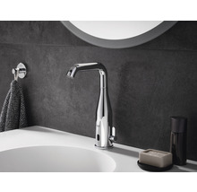 Badezimmer Waschbecken mit berührungslosem Wasserhahn und Handtuchhaken