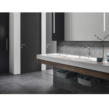 Modernes Badezimmer mit Doppelwaschbecken, Armaturen und Ablageflächen.