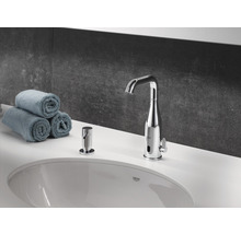 Modernes Badezimmer mit Aufsatzwaschbecken, berührungsloser Armatur und Handtüchern