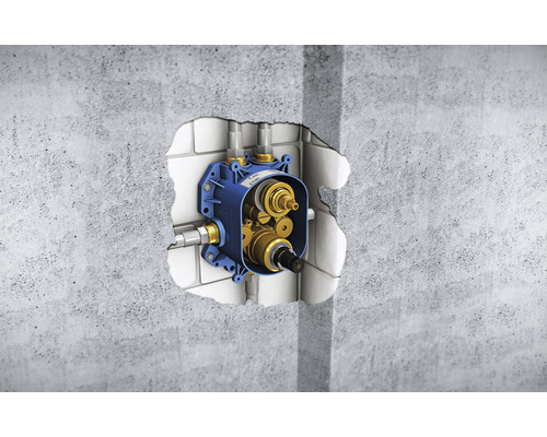 Unterputz-Thermostatbatterie in einer Badezimmerwand