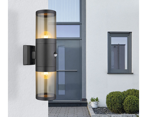 Moderne Außenwandleuchte mit zwei Lampen und Bewegungsmelder vor einer Haustür