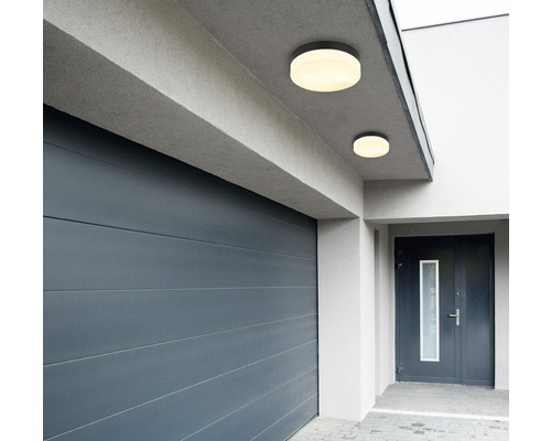 Zwei runde Deckenleuchten beleuchten eine Garage und eine Haustür.