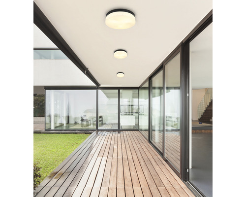 Moderne Terrasse mit Holzdeck und Deckenleuchten