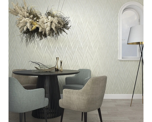 Esszimmer mit rundem Tisch, Stühlen, floralem Dekorationsobjekt, Stehlampe und Wandtapete mit Wellenmuster.