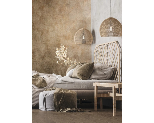 Helles Schlafzimmer mit Bett, Nachttisch und gewebten Pendelleuchten für eine gemütliche Atmosphäre.