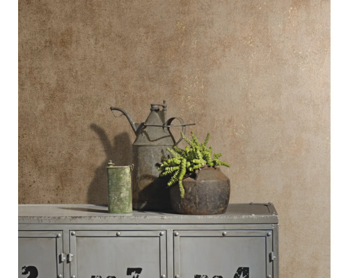 Tapete mit Vintage-Dekoration auf einem Schrank