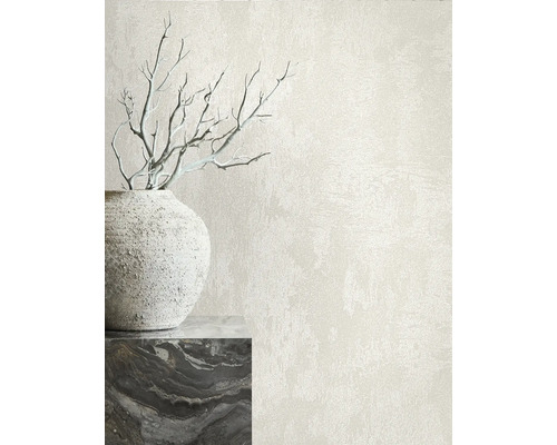 Helle Wandgestaltung mit Putzstruktur, Vase und Dekoration