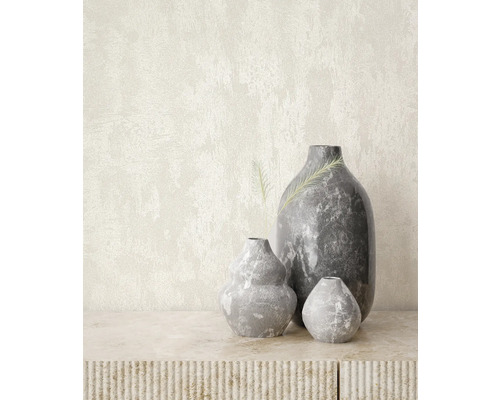 Dekorative graue Steinvasen auf einem Tisch