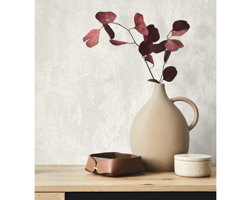 Dekorative Anordnung mit Vase, Zweigen und Aufbewahrungsboxen auf einem Tisch.