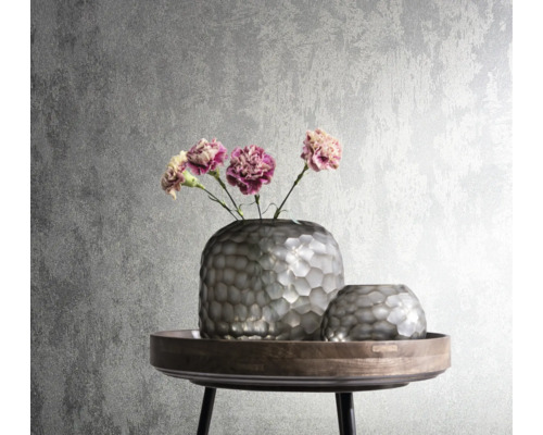 Dekorative Szene mit Blumen in Vasen auf einem Beistelltisch