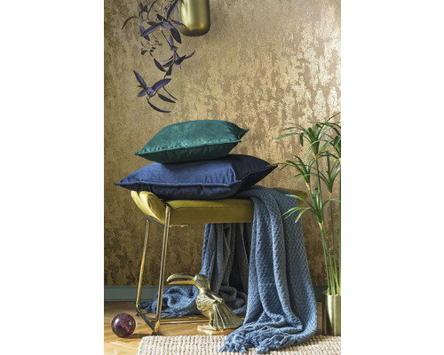 Dekorative Szene mit Kissen auf Hocker, Decke und Dekoration