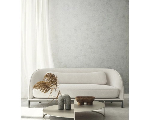 Helles Wohnzimmer mit Sofa, Couchtisch und Dekorationen