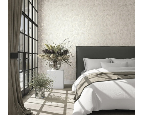 Schlafzimmer mit gemusterter Tapete, Bett und dekorativen Pflanzen in Vasen
