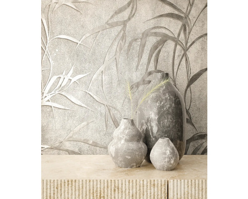 Dekorative graue Vasen auf einem dekorierten Schrank vor einer gemusterten Tapete