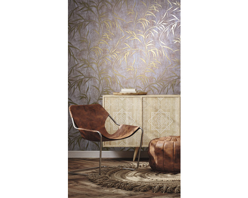 Dekoratives Interieur mit gemusterter Tapete, Sessel und Beistelltisch