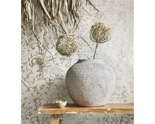 Dekorative Tapete mit Blumenmuster, Vase und Trockenblumen auf einem Holztisch