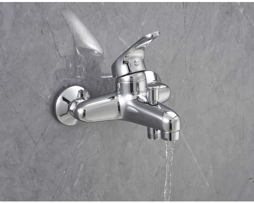 Wandarmatur mit Wasserfluss