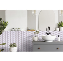 Modernes Badezimmer mit Waschbecken, Armatur, Spiegel und 3D Wandpaneelen.