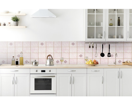 Wandbelag PVC Ceramics Salerno 67,5 cm breit (Meterware) Helle Küche mit weißen Schränken und Wandfliesen mit Muster