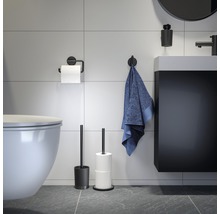 Modernes Badezimmer mit Toilette, Waschtisch, Handtuch, Toilettenpapierhalter und Toilettenbürste