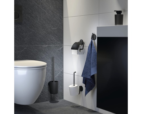 Modernes Badezimmer mit Toilette, Toilettenbürste, Toilettenpapierhalter, Handtuchhaken und Seifenspender