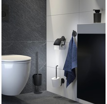Modernes Badezimmer mit Toilette, Toilettenpapierhalter, WC-Bürste und Handtuchhalter